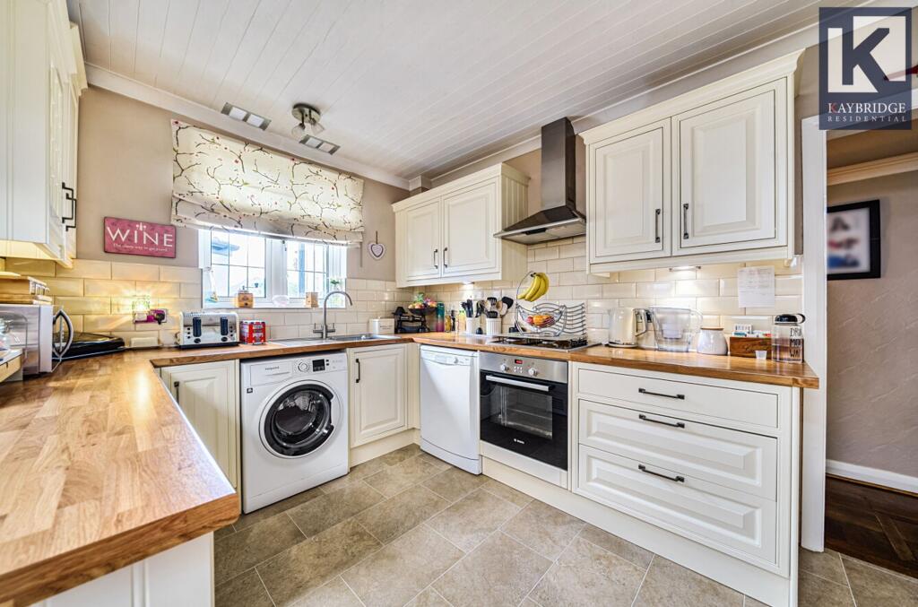 Tealing Drive, Epsom, KT19 photo 3
