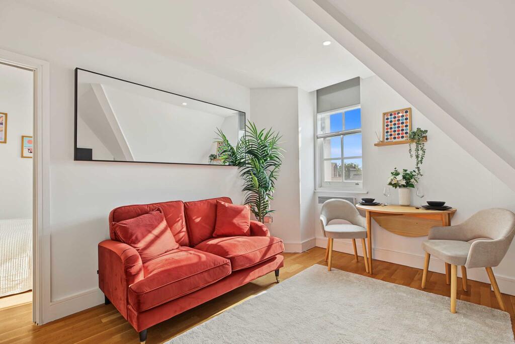 1-bed flat on Clapham High Street, London, SW4, £300,000