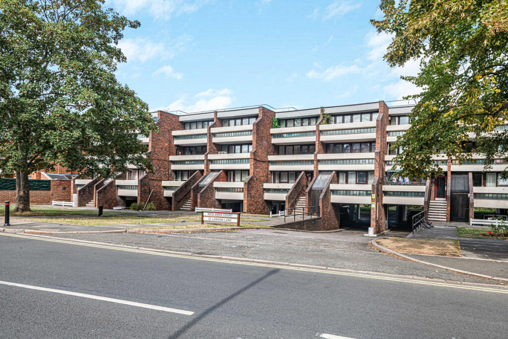 2-bed flat on London Lane, Bromley, BR1, £300,000