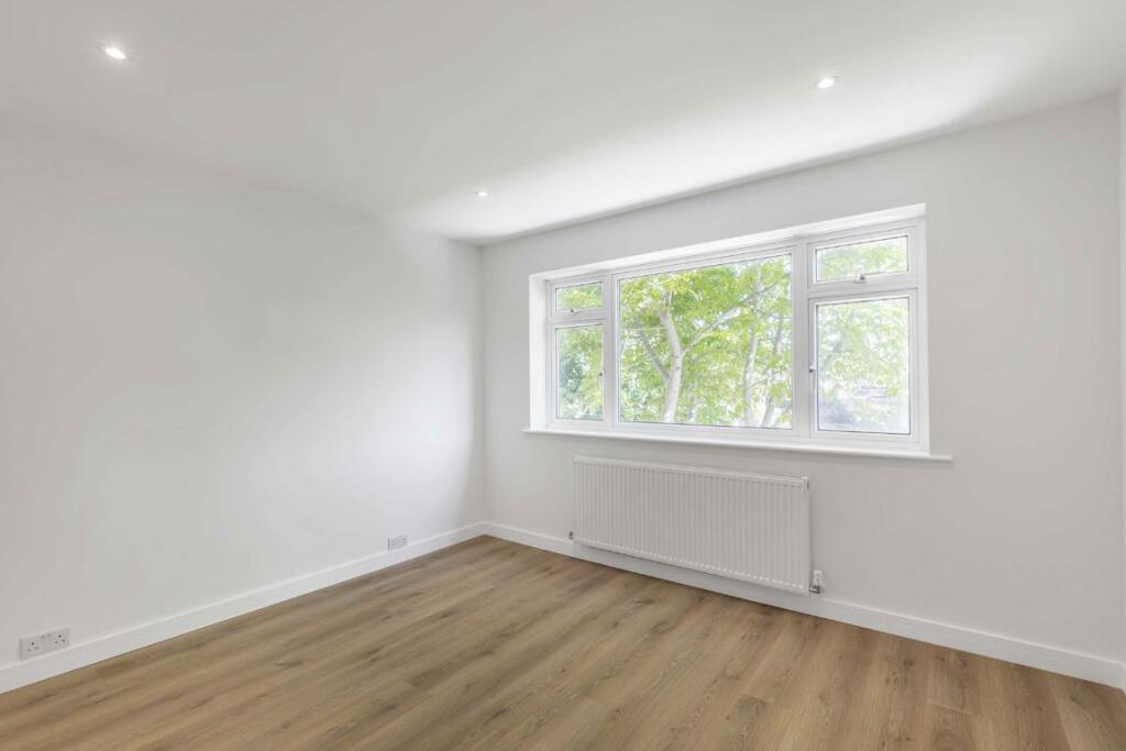 Staines Road East, Sunbury-On-Thames photo 3