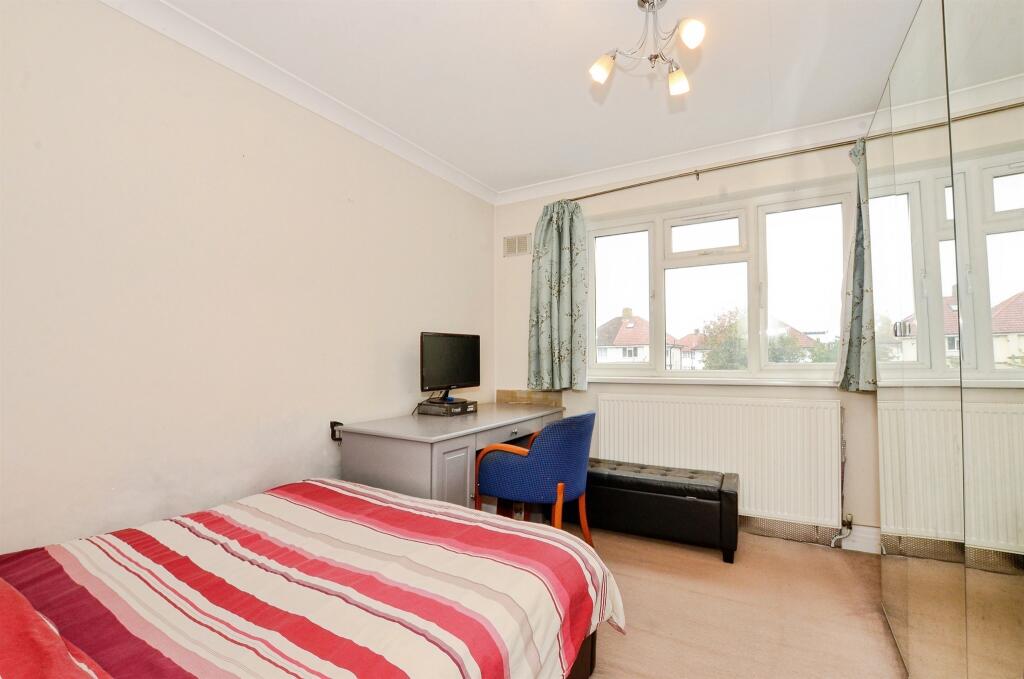 564, Kenton Lane photo 4