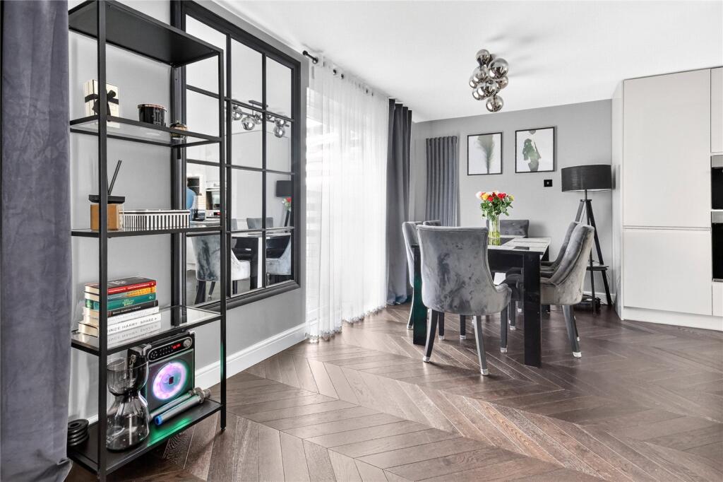 House in Bracknell - More