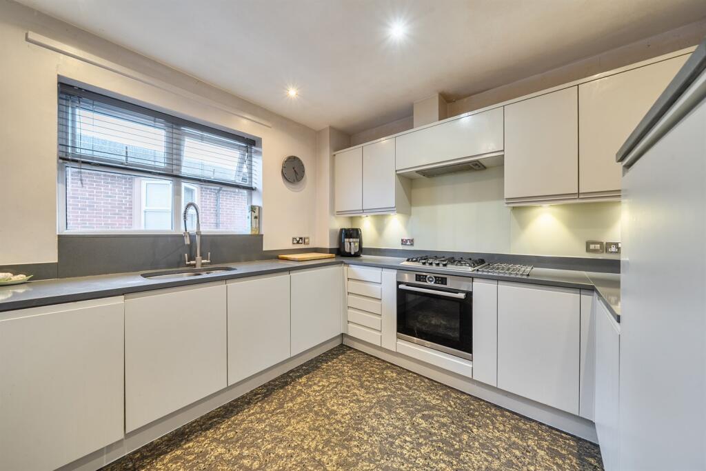 Apartment in Leeds, West Yorkshire - View 2