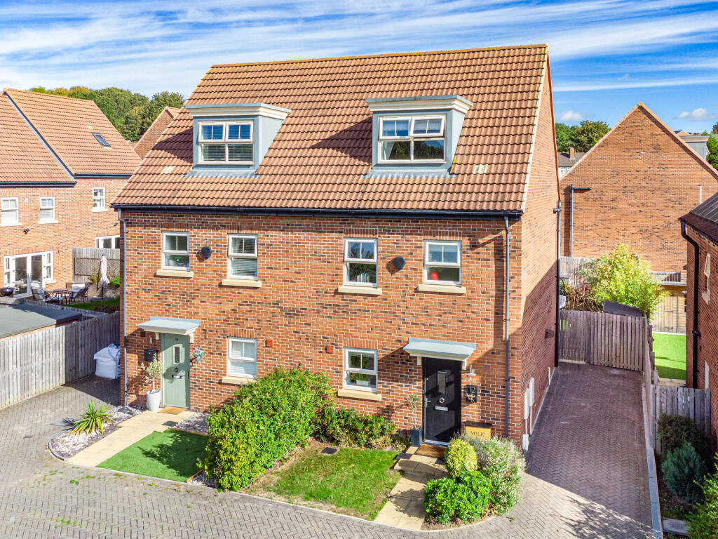Main image of property: Asket Green, Leeds, LS14