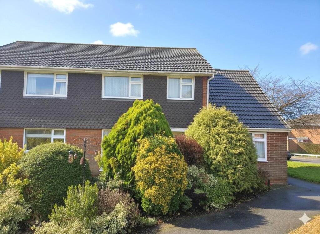 3-bed semi-detached on Kingsfield Gardens, Bursledon, Southampton, £425,000