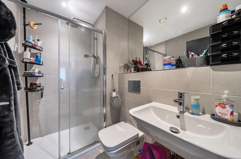 Apartment in Croydon - More
