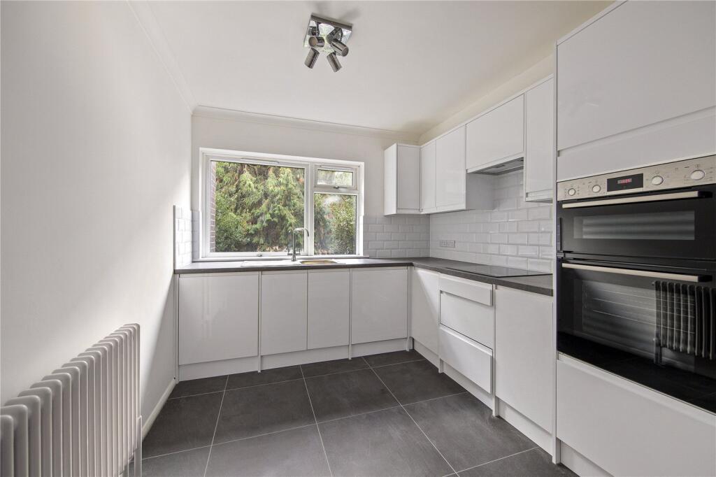 Apartment in London, Royal Borough of Kingston upon Thames - View 2