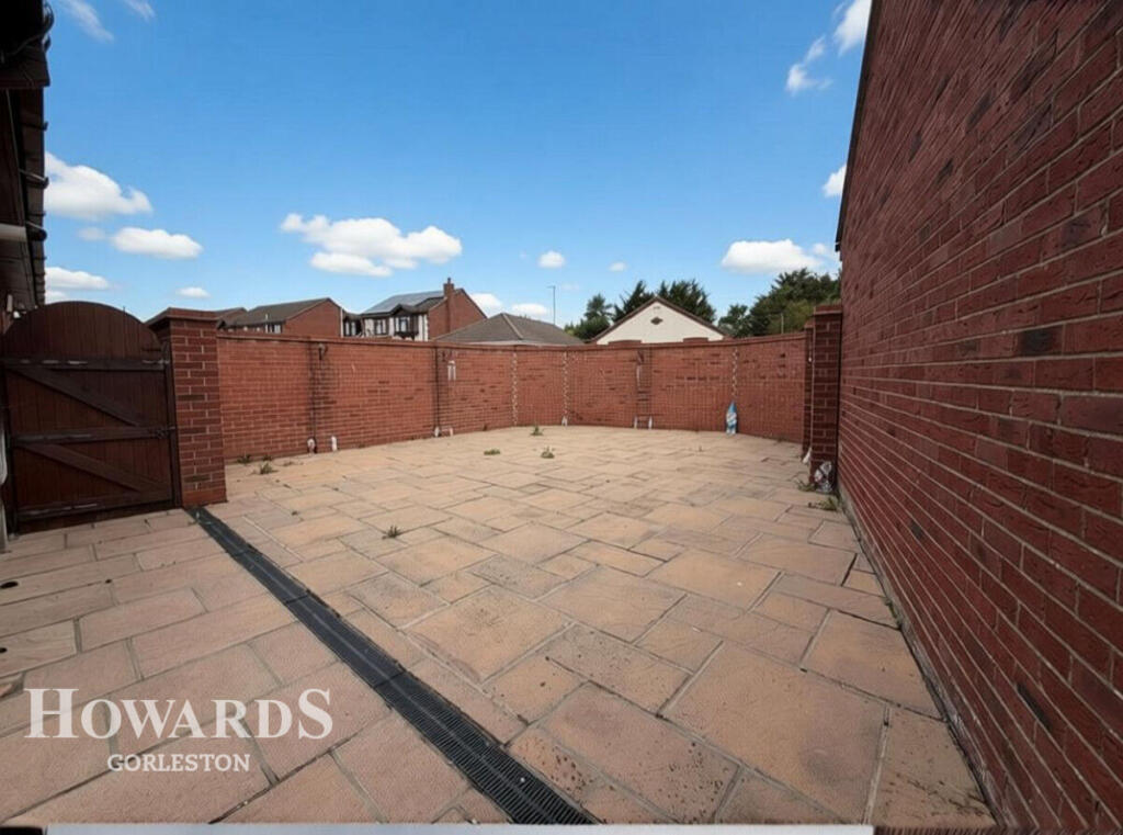 House in Great Yarmouth, Townlands, Bradwell - More