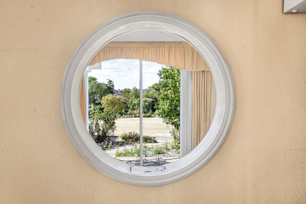 House in Gloucester - View 5