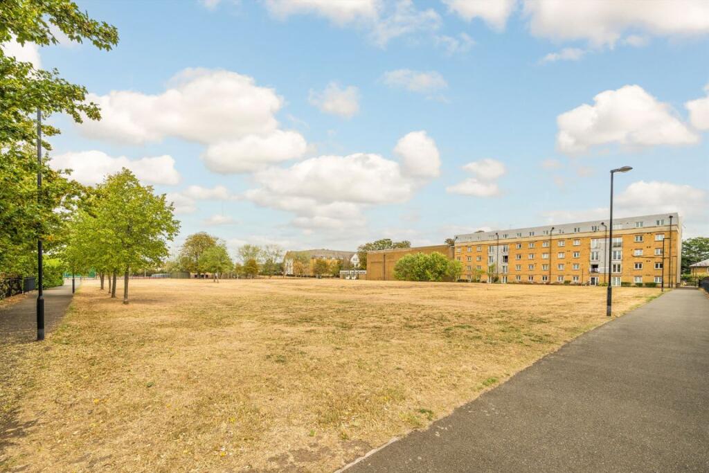Apartment in Isleworth, Spring Grove - More