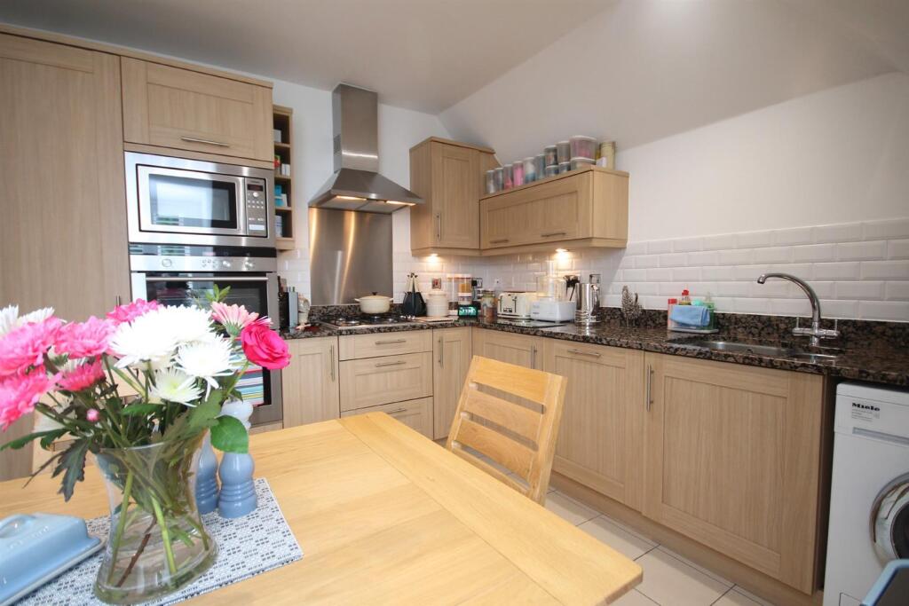 Apartment in Mole Valley, Leatherhead - View 3