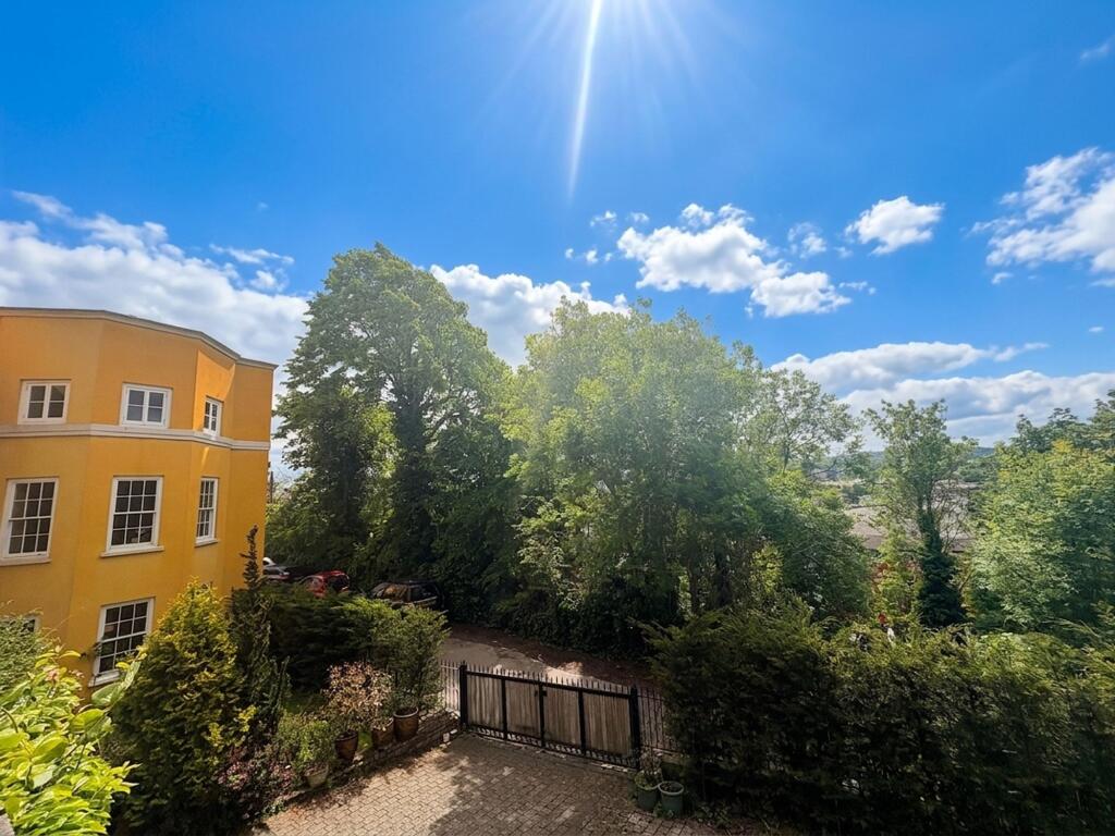 6 bedroom semi-detached house for rent