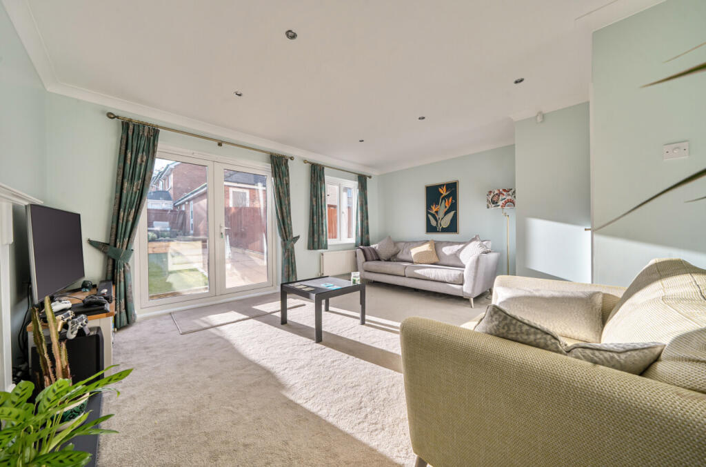 Walnut Close, Witney, Oxfordshire photo 3