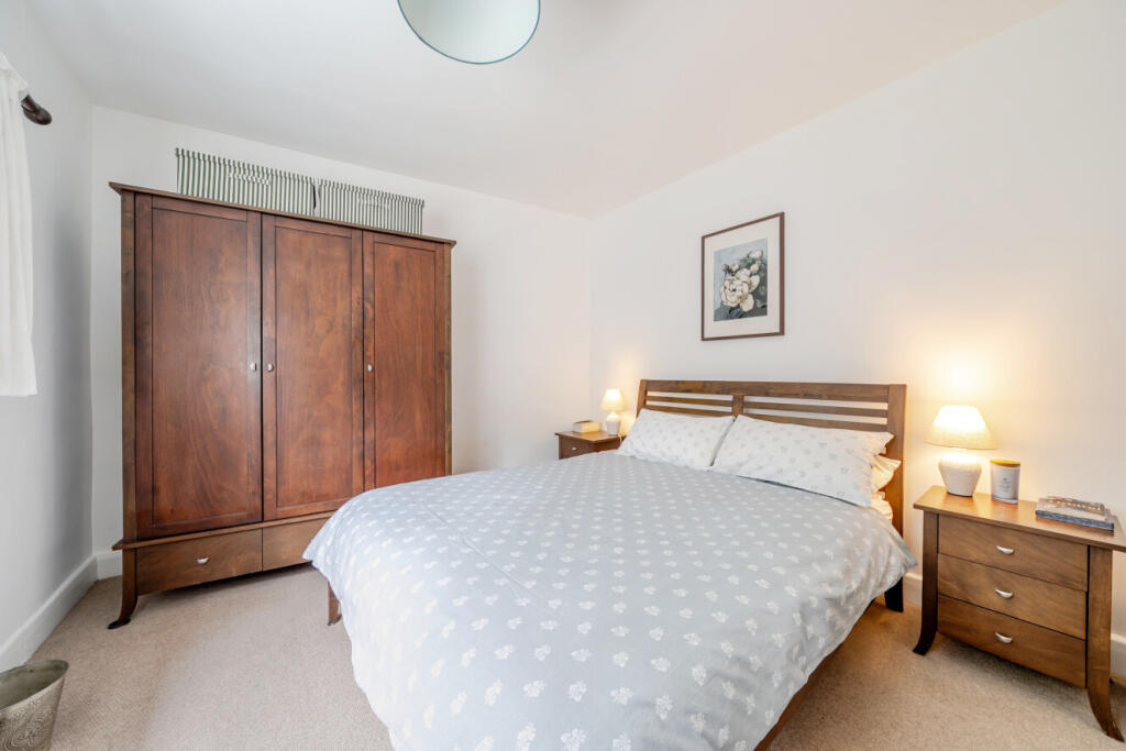 Apartment in London, The Apostles, Raynes Park - More