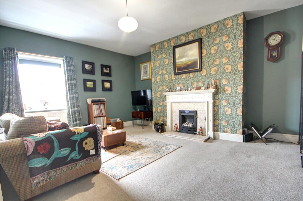 2-bed flat on Flat 4, 1 Crescent Avenue, Whitby, YO21 3EQ, £195,000