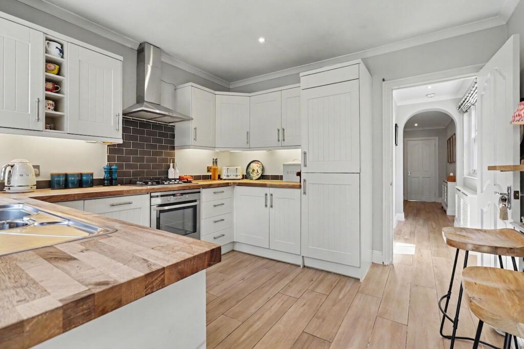House in Kingston upon Thames - More