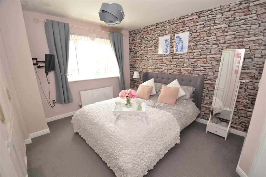 House in Kirklees, Prince Royd, Birchencliffe - View 3