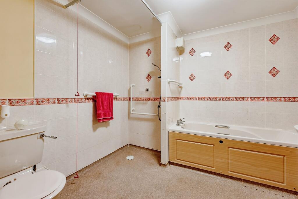Massetts Road, Horley photo 3