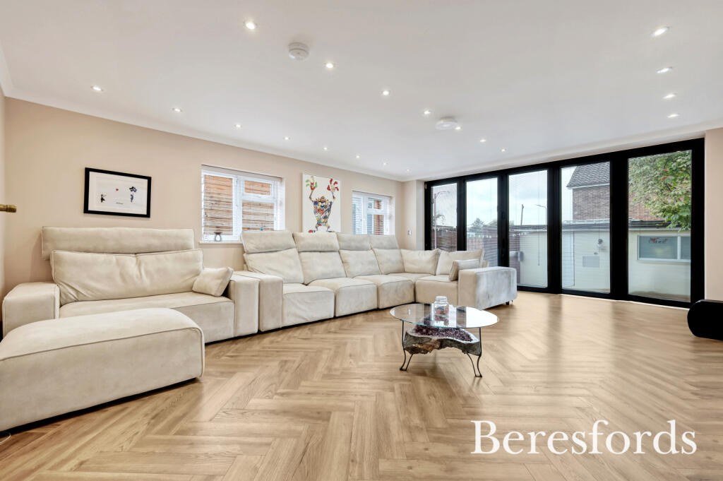 Pettits Close, Romford, RM1 photo 4