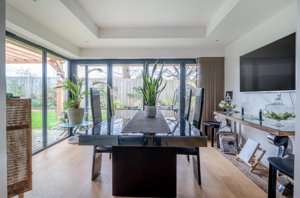 Wickham Road, Fareham, Hampshire, PO17 - View 4