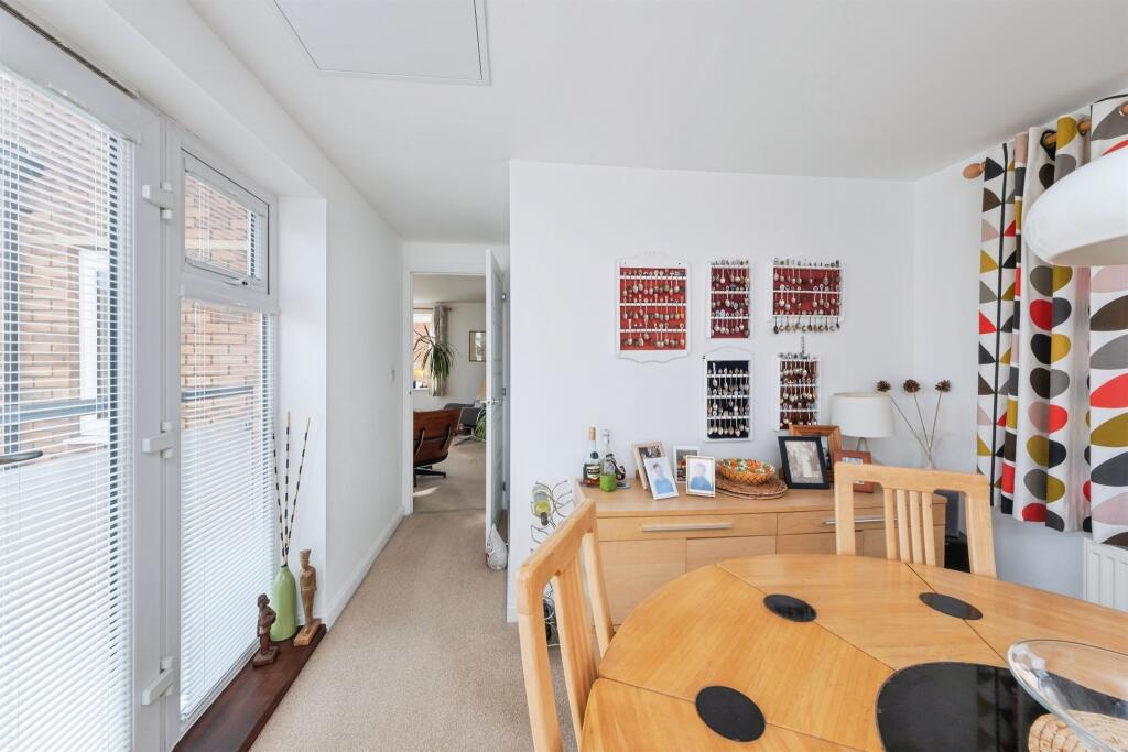 House in Milton Keynes, Fairfields - More