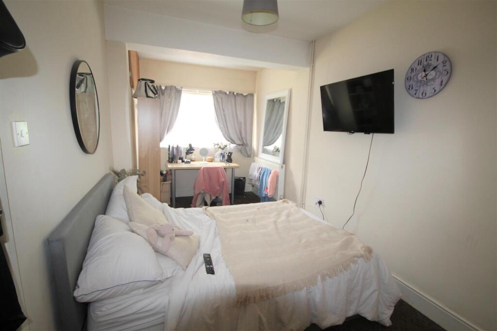 5 bedroom semi-detached house for rent