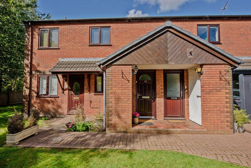 2-bed flat on Greenslade Grove, Hednesford, Cannock, WS12 1QR, £110,000
