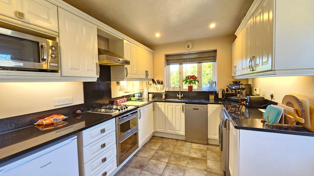 House in Basingstoke and Deane, Kingsclere - More