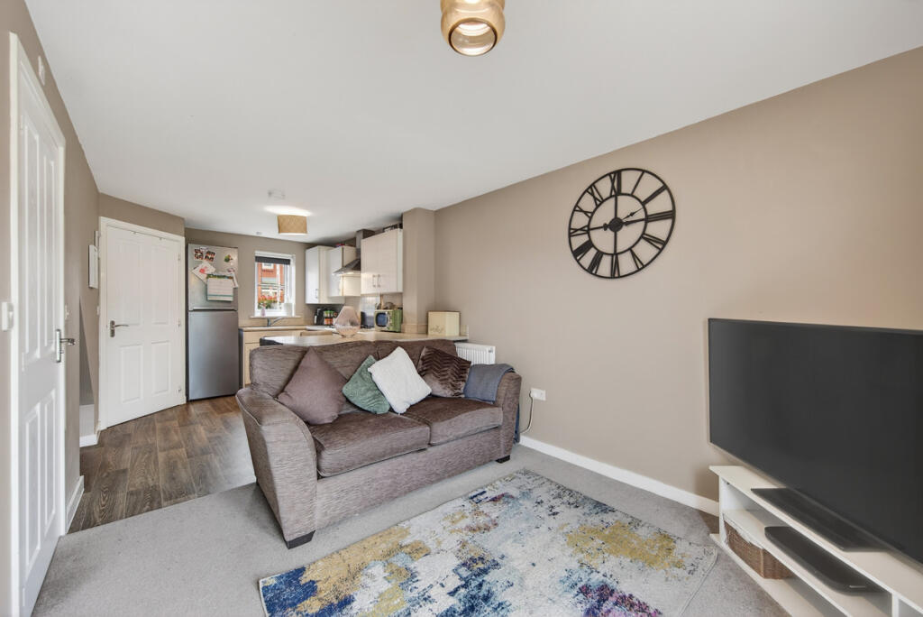 Thornton Avenue, Barton Seagrave, NN15 - More