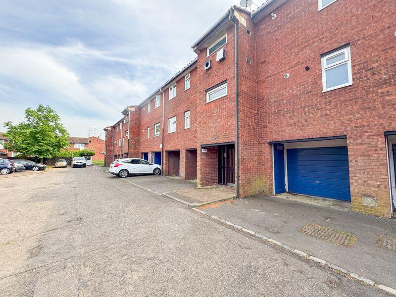 1-bed flat on Skarnings Court Winters Way Waltham Abbey EN9 3HE, £199,995