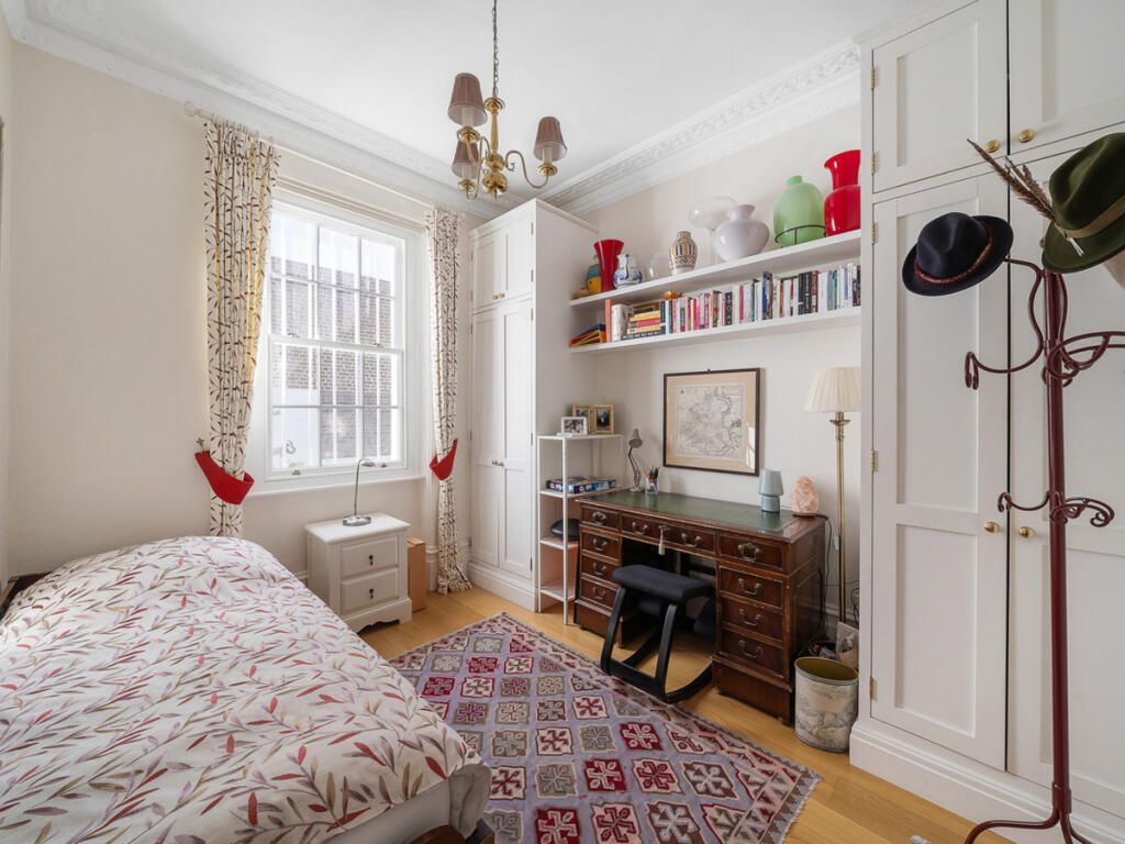 4 bedroom end of terrace house for rent