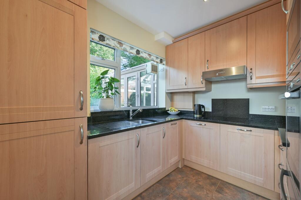 House in Kingston upon Thames - More