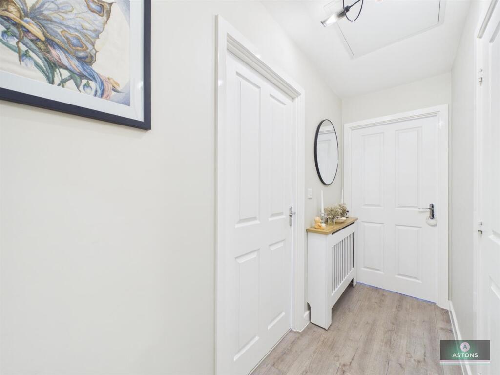 Apartment in Crawley, Lowfield Heath - View 5
