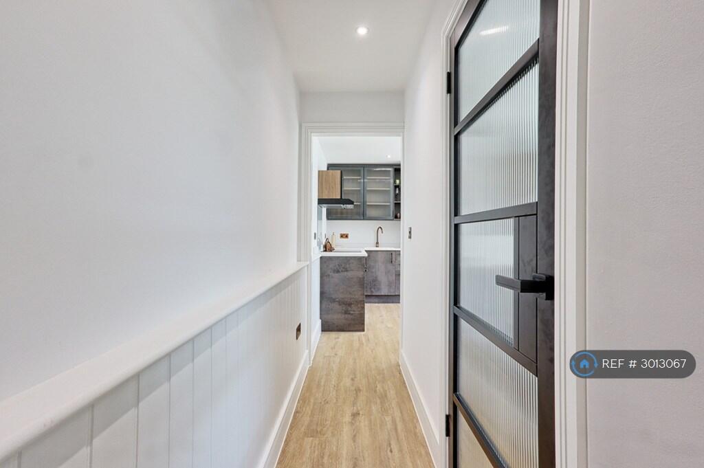 Apartment in Southend-on-Sea - More