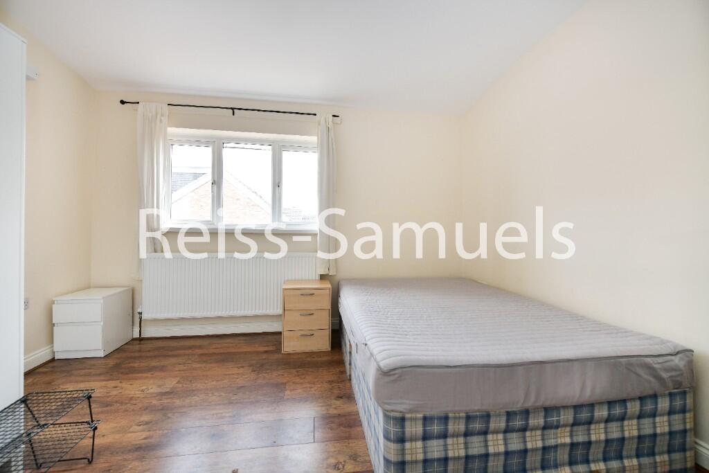 6 bedroom semi-detached house for rent