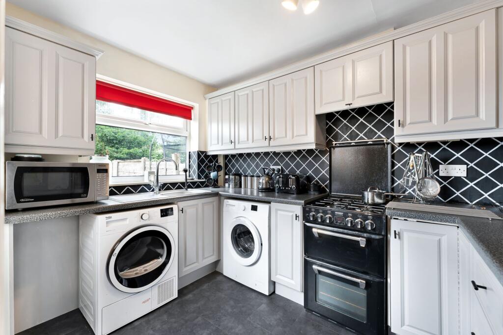 Dawlish Close, Bramhall, SK7 photo 3