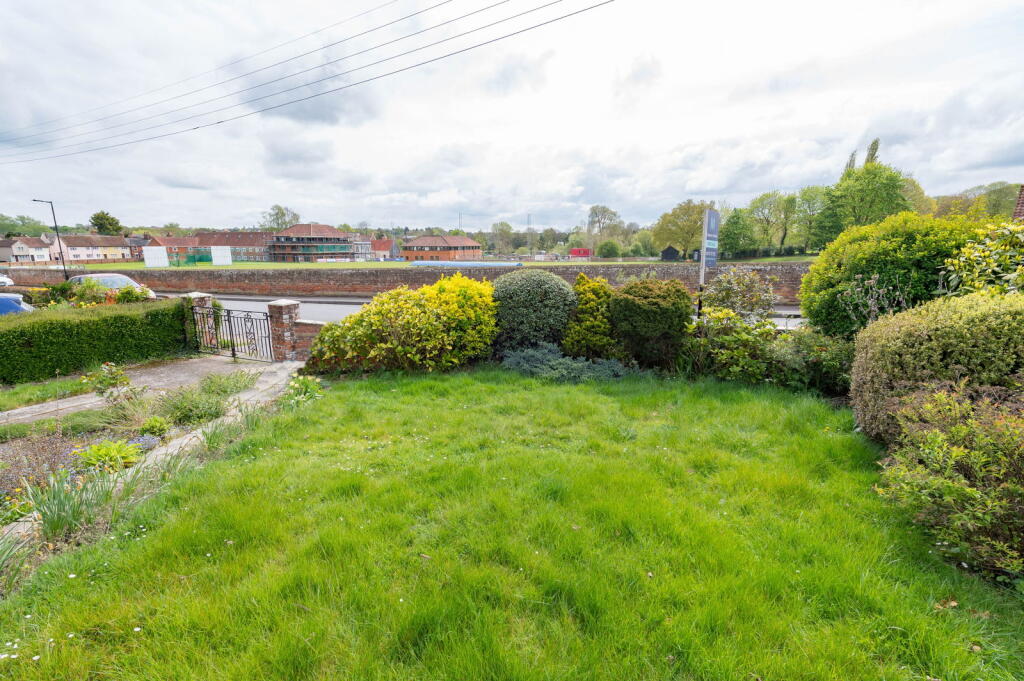 8 Friars Road, Hadleigh photo 2