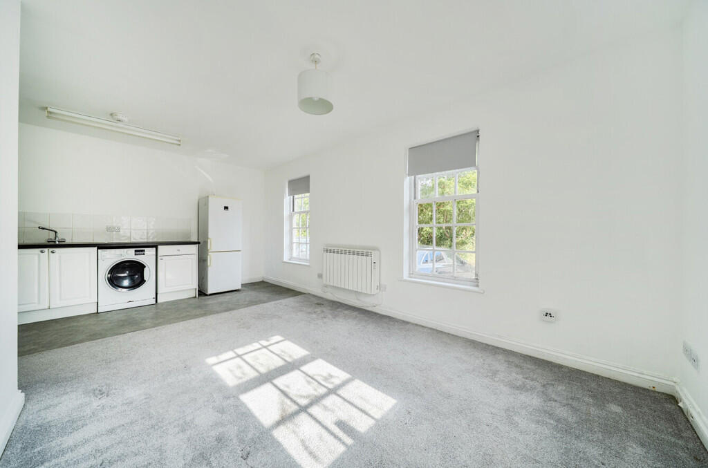 Apartment in Buckingham, Buckinghamshire - View 2