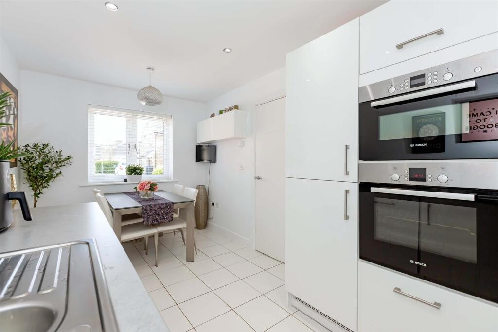 Weald Place, Worthing photo 3