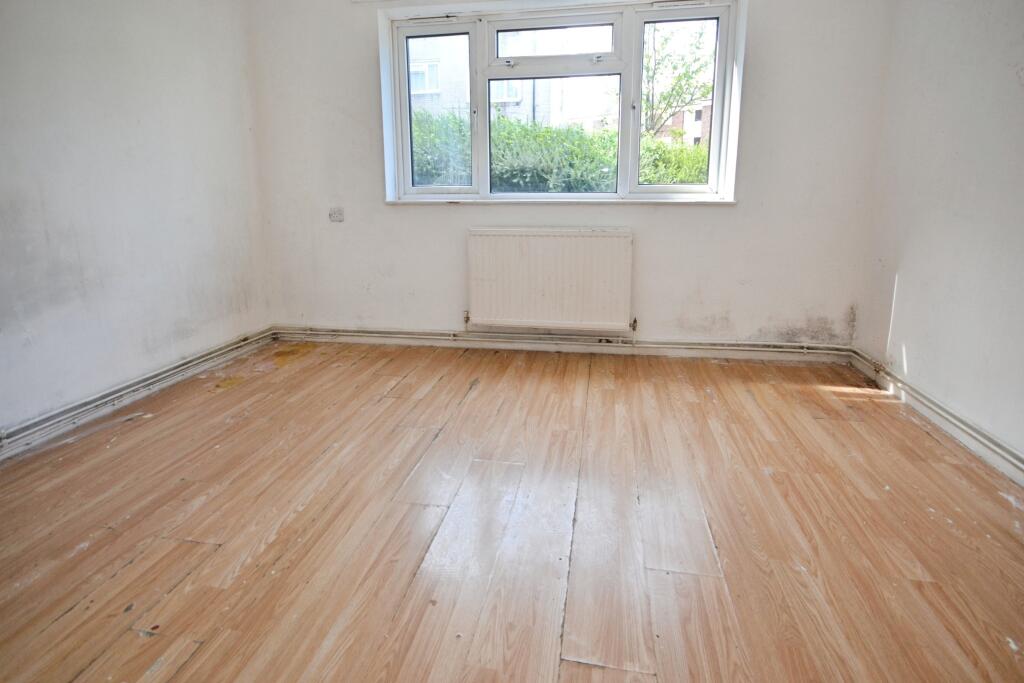 Apartment in Crawley, Southgate - View 3