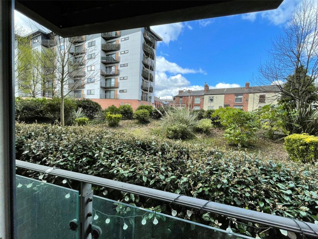 2-bed flat on Lower Hall Street, St. Helens, Merseyside, WA10, £45,000