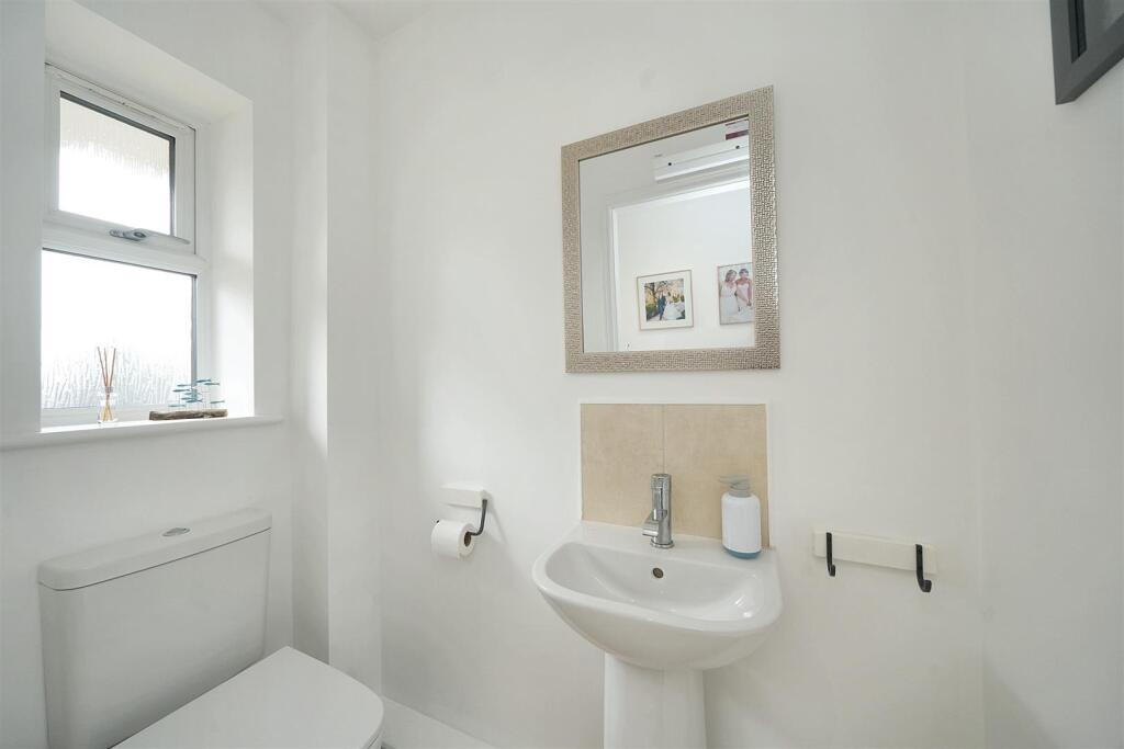 16 Hill Croft Gardens, Wolverhampton photo 3