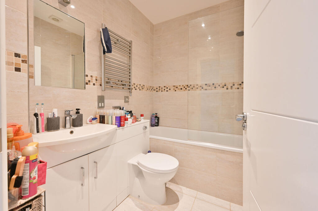 Apartment in Watford, Hertfordshire - More
