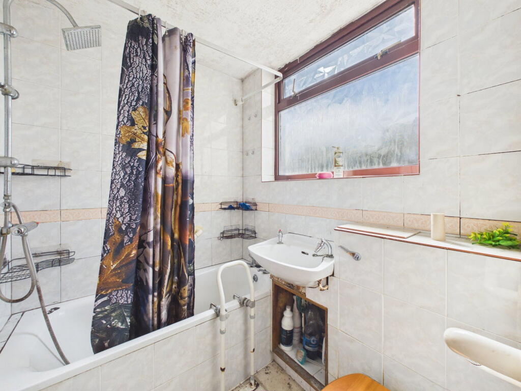 House in Worthing, Broadwater - More