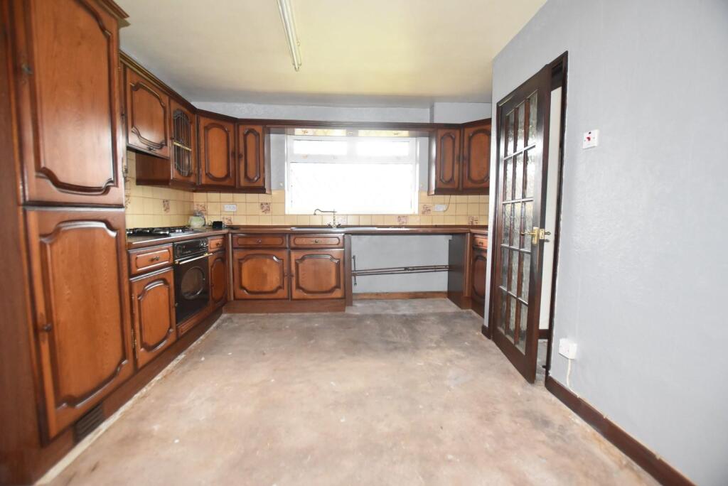 Laurel Crescent, Hollingwood, Chesterfield, S43 2LJ photo 2