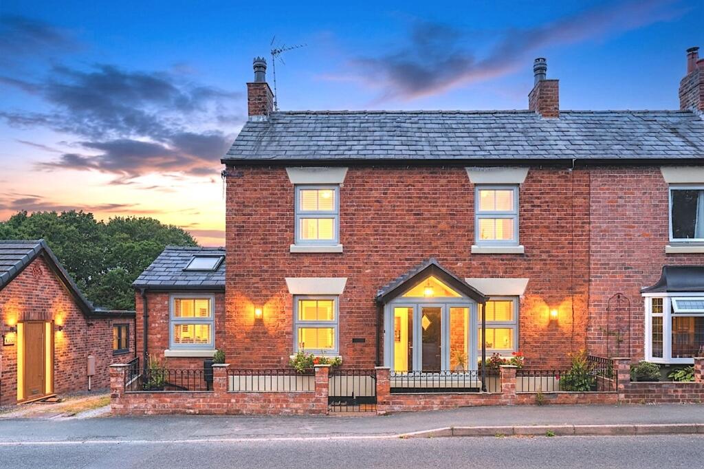 Main image of property: 88 Top Road, Kingsley, Frodsham, WA6 8BX