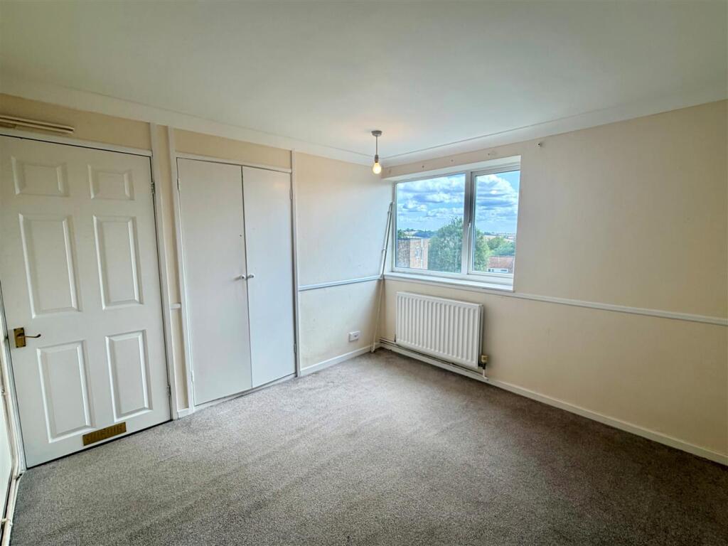 Apartment in Dacorum, Ashlyns Estate, Berkhamsted - More