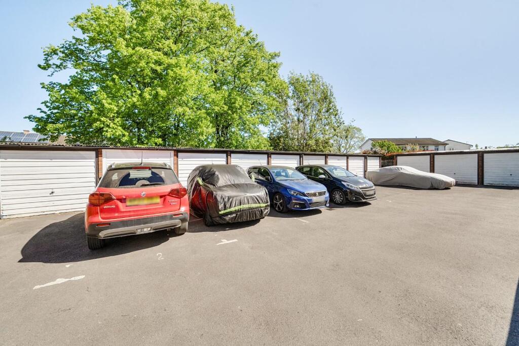 Apartment in Slough - More