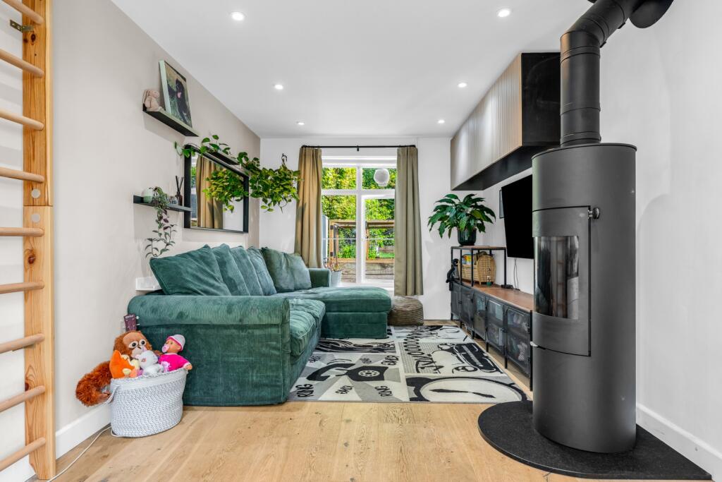 House in Welwyn Hatfield, Hertfordshire - View 4