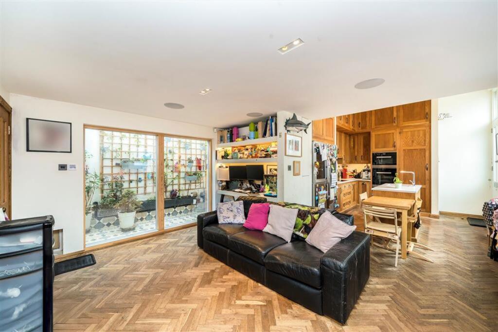 House in London, Blackheath Royal Standard, East Greenwich - View 2